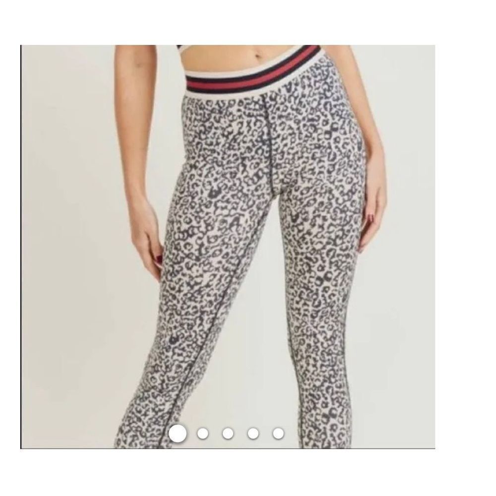 Mono b Snow Leopard Leggings sz M EUC